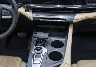 Подержанный автомобиль Changan UNI-V 2023 года (15 фото)