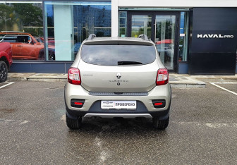 Подержанный автомобиль Renault Sandero 2016 года (6 фото)