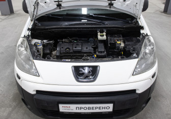 Подержанный автомобиль Peugeot Partner 2010 года (9 фото)