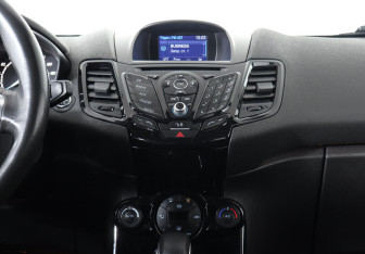 Подержанный автомобиль Ford Fiesta Hatchback 2015 года (8 фото)