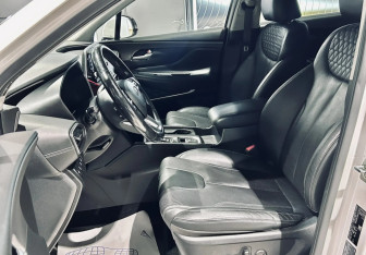 Подержанный автомобиль Hyundai Santa Fe 2018 года (9 фото)