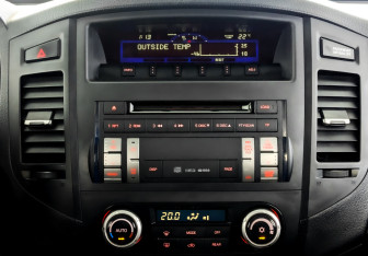 Подержанный автомобиль Mitsubishi Pajero 2008 года (15 фото)