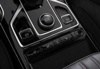 Подержанный автомобиль Hongqi HS5 2023 года (16 фото)
