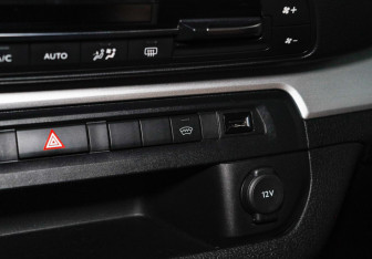 Подержанный автомобиль Peugeot Traveller 2018 года (26 фото)