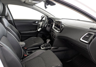 Подержанный автомобиль Kia Ceed Wagon 2022 года (13 фото)