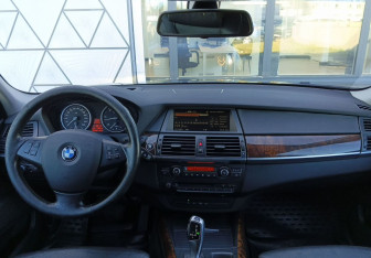 Подержанный автомобиль BMW X5 2007 года (10 фото)