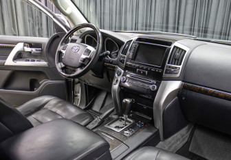 Подержанный автомобиль Toyota Land Cruiser Suv 2015 года (11 фото)