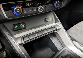 Подержанный автомобиль Audi Q3 2023 года (28 фото)