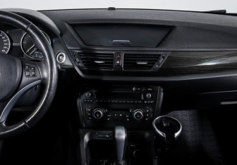 Подержанный автомобиль BMW X1 2012 года (13 фото)