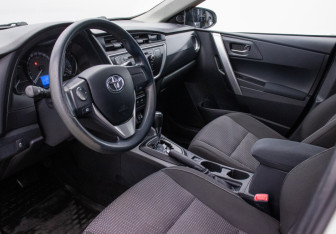 Подержанный автомобиль Toyota Auris Hatchback 2013 года (9 фото)