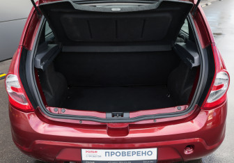 Подержанный автомобиль Renault Sandero 2014 года (9 фото)
