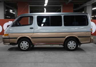 Подержанный автомобиль Toyota HiAce 2002 года (8 фото)