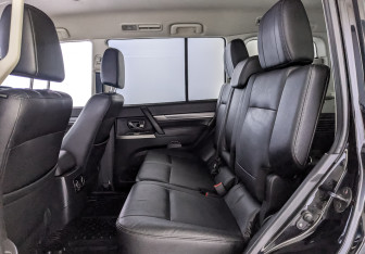 Подержанный автомобиль Mitsubishi Pajero 2015 года (18 фото)
