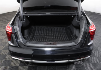 Подержанный автомобиль Hongqi H5 2024 года (10 фото)