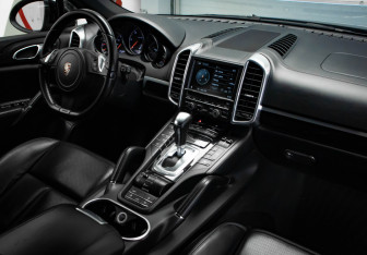 Подержанный автомобиль Porsche Cayenne 2011 года (26 фото)