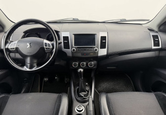 Подержанный автомобиль Peugeot 4007 2010 года (12 фото)