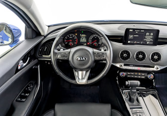 Подержанный автомобиль Kia Stinger 2021 года (22 фото)