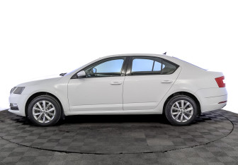 Подержанный автомобиль Skoda Octavia Liftback 2018 года (8 фото)