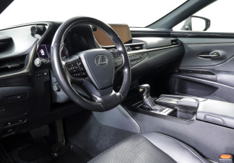 Подержанный автомобиль Lexus ES 2021 года (14 фото)