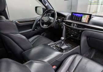 Подержанный автомобиль Lexus LX 2017 года (10 фото)