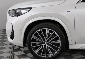 Подержанный автомобиль BMW X1 2024 года (8 фото)