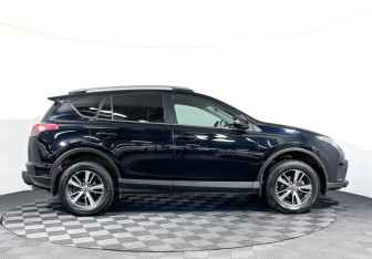 Подержанный автомобиль Toyota RAV4 2017 года (4 фото)