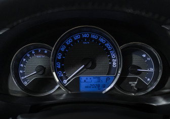 Подержанный автомобиль Toyota Corolla Sedan 2013 года (13 фото)