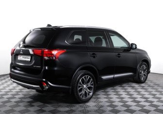 Подержанный автомобиль Mitsubishi Outlander 2015 года (5 фото)