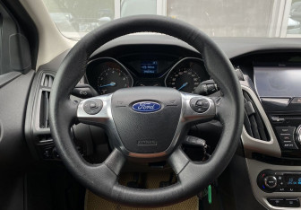 Подержанный автомобиль Ford Focus Sedan 2012 года (14 фото)