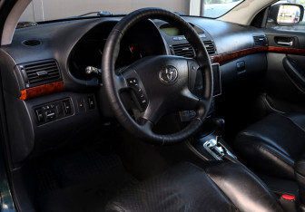 Подержанный автомобиль Toyota Avensis Sedan 2004 года (11 фото)