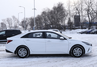 Подержанный автомобиль Hyundai Elantra Sedan 2022 года (4 фото)
