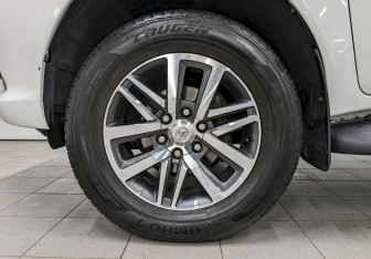 Подержанный автомобиль Toyota Hilux 2015 года (18 фото)