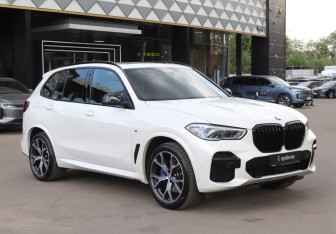 Подержанный автомобиль BMW X5 2022 года (3 фото)