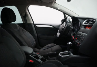 Подержанный автомобиль Citroen C4 Hatchback 2013 года (11 фото)