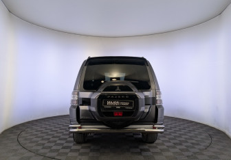 Подержанный автомобиль Mitsubishi Pajero 2017 года (6 фото)