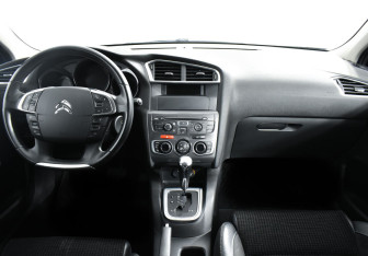 Подержанный автомобиль Citroen C4 Hatchback 2012 года (9 фото)