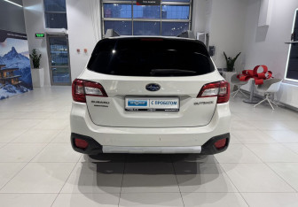 Подержанный автомобиль Subaru Outback Wagon 2017 года (5 фото)