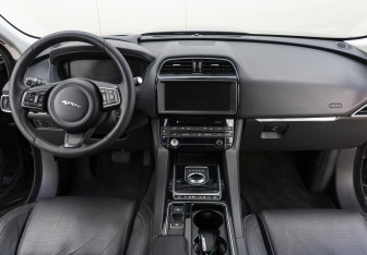 Подержанный автомобиль Jaguar F-Pace 2016 года (13 фото)