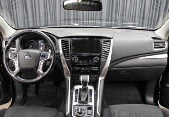Подержанный автомобиль Mitsubishi Pajero Sport 2018 года (13 фото)
