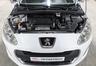 Подержанный автомобиль Peugeot 308 Hatchback 2011 года (9 фото)