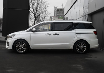 Подержанный автомобиль Kia Carnival 2018 года (8 фото)
