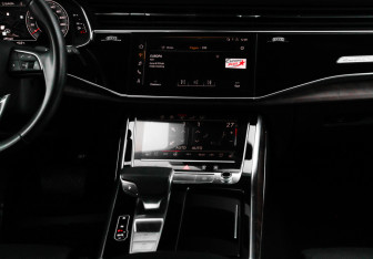 Подержанный автомобиль Audi Q8 2018 года (14 фото)