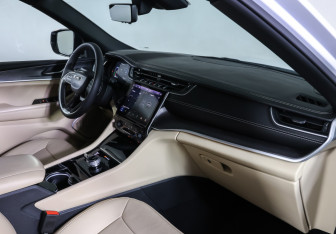 Подержанный автомобиль Jeep Grand Cherokee 2023 года (11 фото)