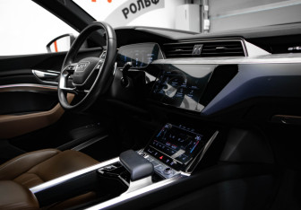 Подержанный автомобиль Audi e-tron 2021 года (26 фото)