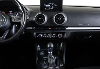 Подержанный автомобиль Audi A3 Sedan 2016 года (14 фото)