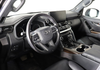 Подержанный автомобиль Toyota Land Cruiser Suv 2023 года (9 фото)