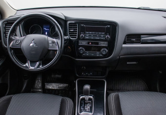 Подержанный автомобиль Mitsubishi Outlander 2019 года (13 фото)