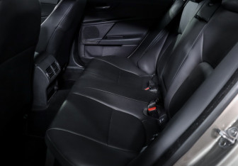 Подержанный автомобиль Jaguar XE 2016 года (10 фото)