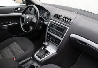 Подержанный автомобиль Skoda Octavia Liftback 2010 года (10 фото)