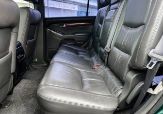 Подержанный автомобиль Toyota Land Cruiser Prado 2004 года (10 фото)